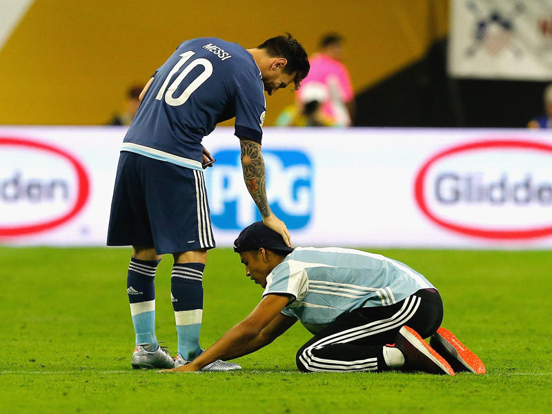 مشجع يحيي ميسي على طريقته الخاصة