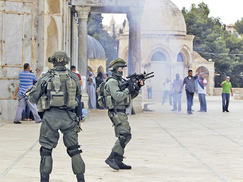 العصابات المتطرفة اعتادت اقتحام المسجد الأقصى في حراسة الجيش الإسرائيلي