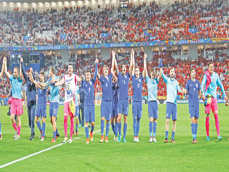 فرحة لاعبي المنتخب الكرواتي بعد الفوز على إسبانيا