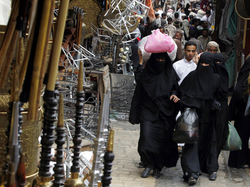 يمنيون في سوق صنعاء القديمة أمس  (إي بي أيه)