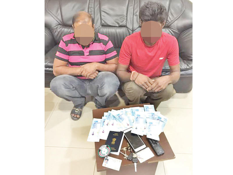 المتهمان وأمامهما نقود الرشوة