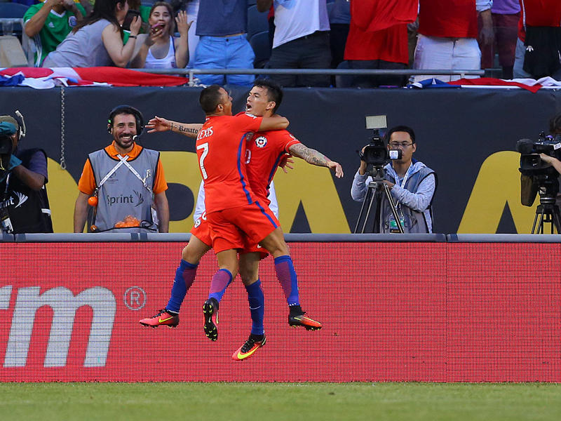 فرحة ارانغيز وسانشيز بهدف تشيلي