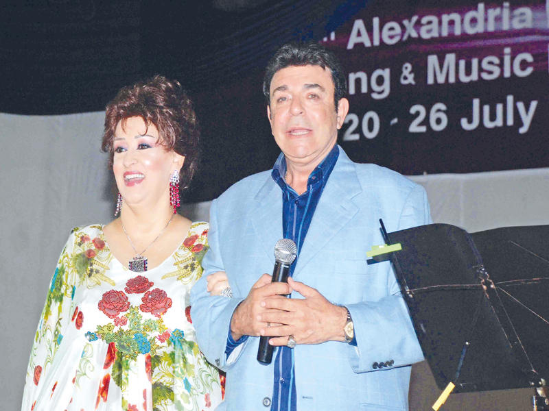 سمير صبري يقدم وردة في إحدى الحفلات