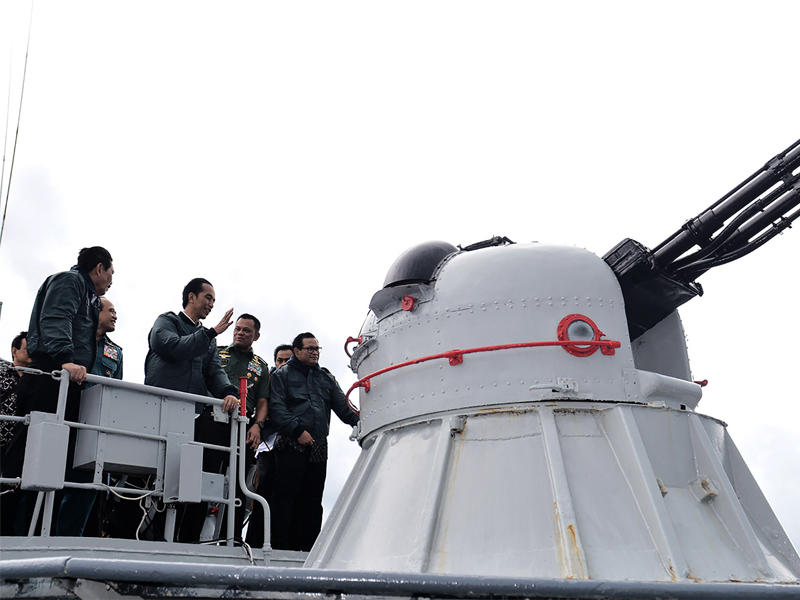 الرئيس الاندونيسي على بارجة حربية