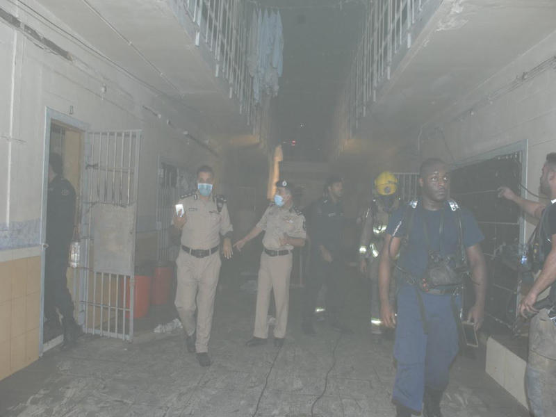 قادة أمنيون وعناصر إطفاء خلال مكافحة الحريق