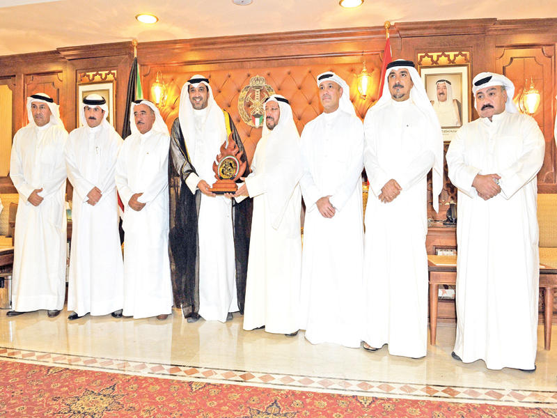 العبدالله متوسطاً بعض المشاركين في غبقة «الإطفاء» 