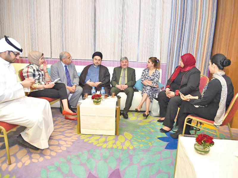 بحر العلوم اثناء حديثه مع الصحافيين