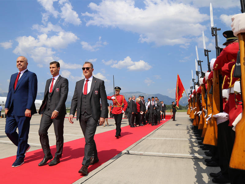 رئيس الوزراء الألباني بستقبل منتخب بلاده