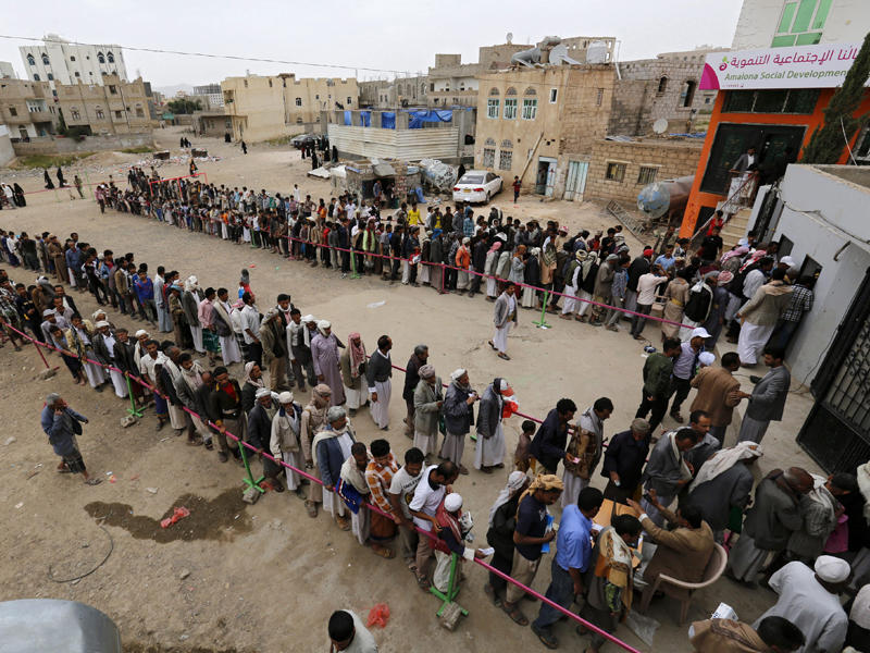 حشود تنتظر وجبات الإفطار في صنعاء أمس الأول (EPA)