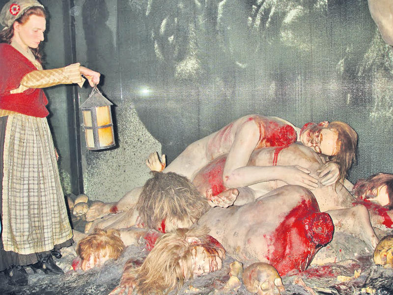 مدام توسو وهي تبحث بين ضحايا الثورة الفرنسية عن نماذج لتماثيلهاn