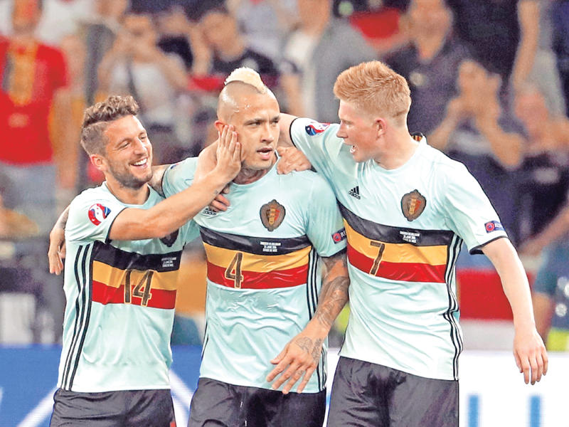 لاعبو المنتخب البلجيكي خلال مواجهة السويد