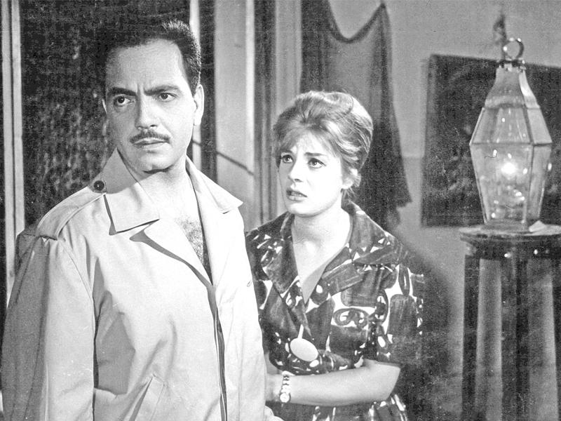 كمال الشناوي ونادية لطفي في مشهد سينمائي