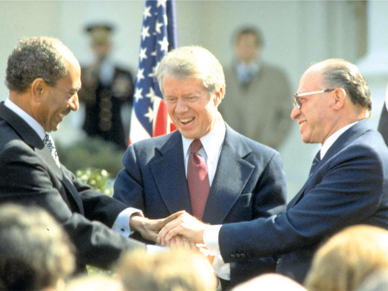 كارتر يتوسط السادات وبيغن