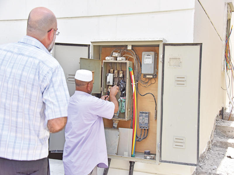 البلدية تباشر قطع الكهرباء