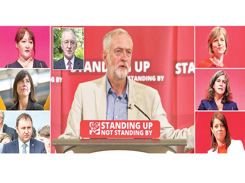 كوربين في الوسط إلى جانب الوزراء الستة في حكومة الظل المستقيلين وفي الإطار وزير الخارجية في حكومة الظل هيلاري بن الذي عزله كوربين  