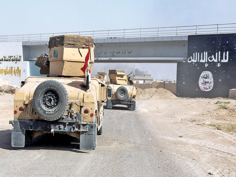 القوات العراقية لحظة تحرير جسر الفلوجة أمس 