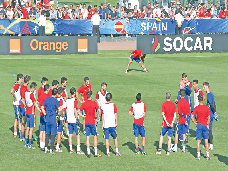 اللاعبون الإسبان يستمعون لتوجيهات المدرب دل بوسكي قبل التمرين