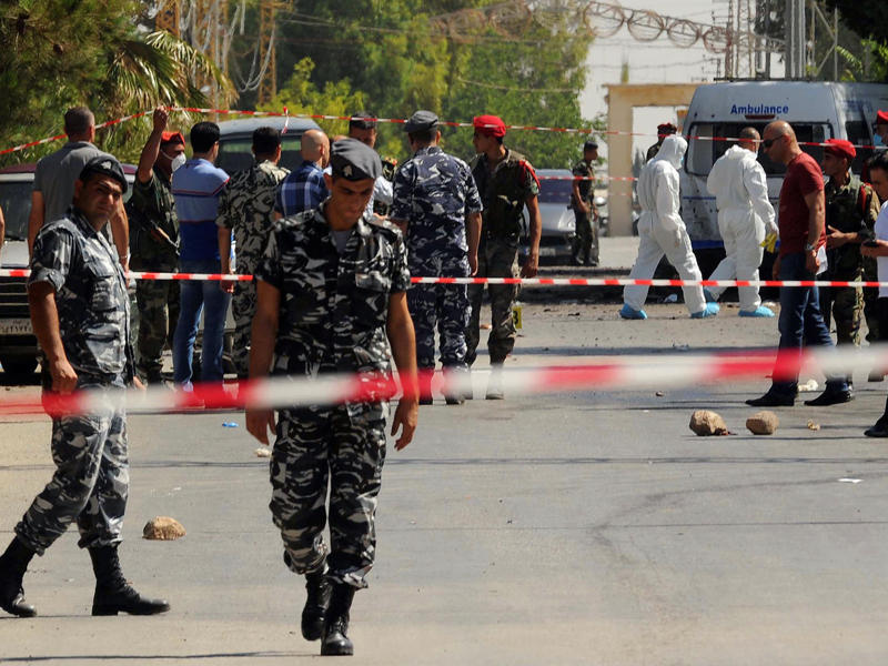 الأجهزة الأمنية تعاين أحد مواقع الانفجارات