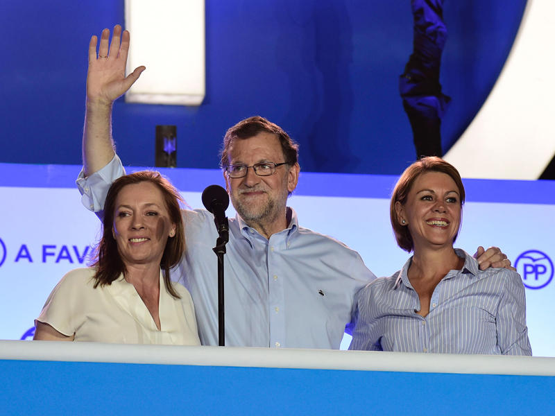 راخوي متوسطاًَ زوجته الفيرا فرنانديز وعضوة الحزب الشعبي كريستينا سيفونتس