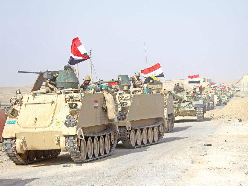 القوات العراقية تدخل قرية الفلاحات غرب الفلوجة أمس (أ ف ب)