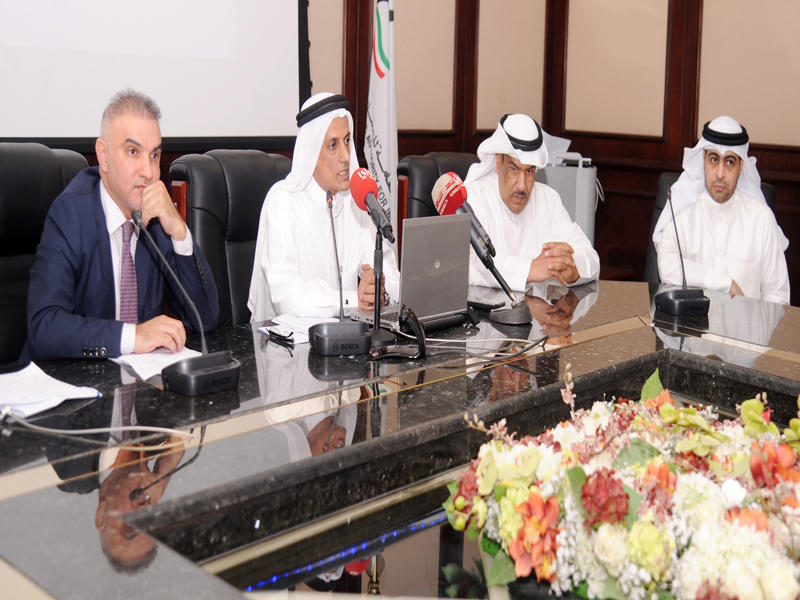 العجمي متحدثاً في المؤتمر الصحافي للهيئة العامة للصناعة (تصوير عبدالله خلف)