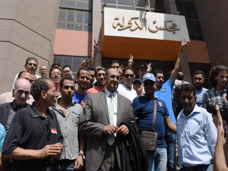 المرشح الرئاسي السابق خالد علي وعدد من النشطاء والمحامين أمام مقر مجلس الدولة في القاهرة أمس الأول (أ ف ب)
