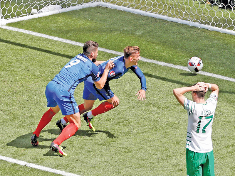 غريزمان يحتفل بهدفه في مرمى ايرلندا