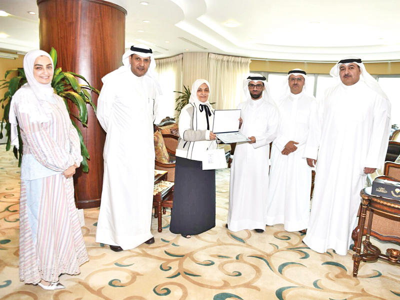 الصبيح مكرمة أحد الموظفين المتميزين