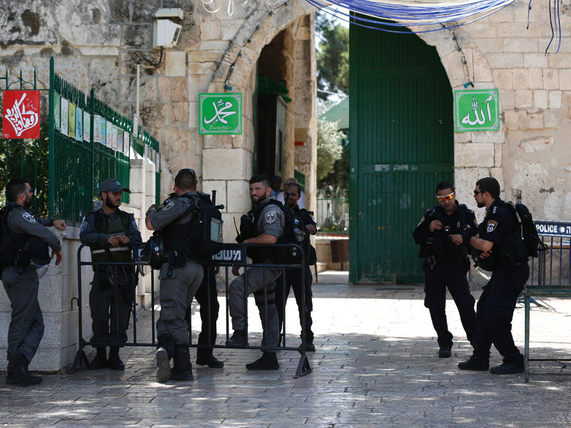 عناصر من الأمن الاسرائيلي عند مدخل باحة مسجد الأقصى