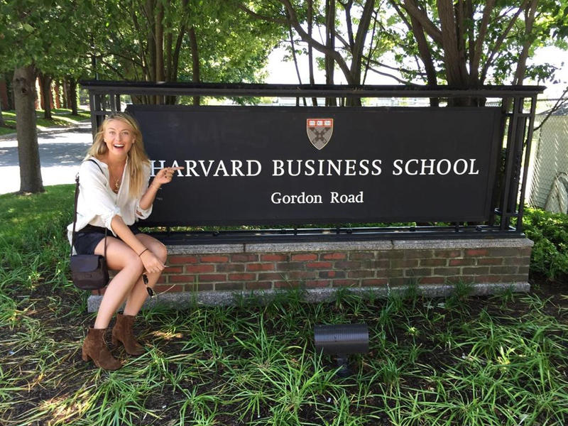 شارابوفا أمام كلية هارفرد للأعمال