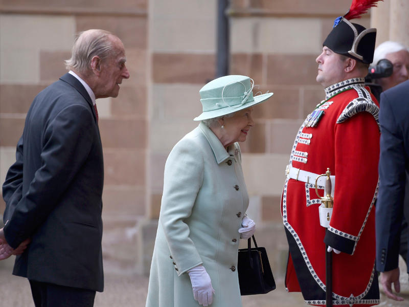 الملكة اليزابيث والأمير فيليب لحظة وصوهم إلى قلعة هيلزبره في ايرلندا الشمالية