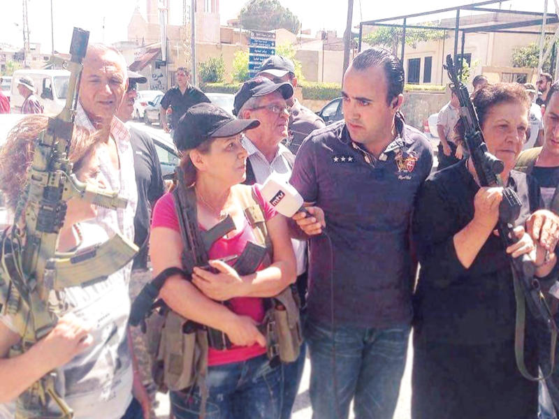 نساء القاع يحملن السلاح دفاعاً عن البلدة 