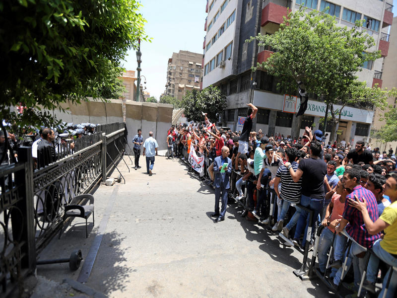 طلاب يتظاهرون ضد وقائع تسريب امتحانات الثانوية العامة وتأجيل الاختبارات أمام مقر البرلمان وسط القاهرة أمس الأول (رويترز)