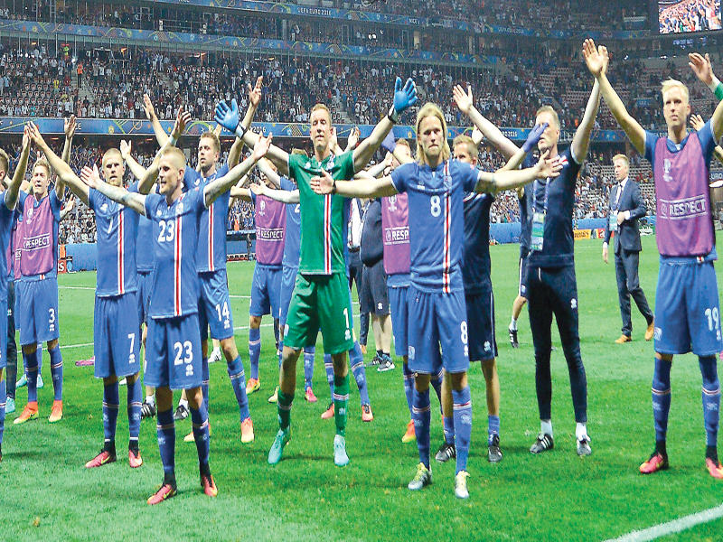 لاعبو المنتخب الآيسلندي يحتفلون بالفوز بعد المباراة 