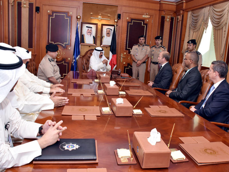 الخالد وقيادات الداخلية خلال توقيع العقد