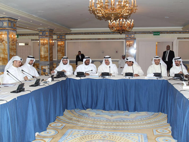 الحمود خلال ترؤسه الاجتماع مع شركة ماكينزي الاستشارية العالمية