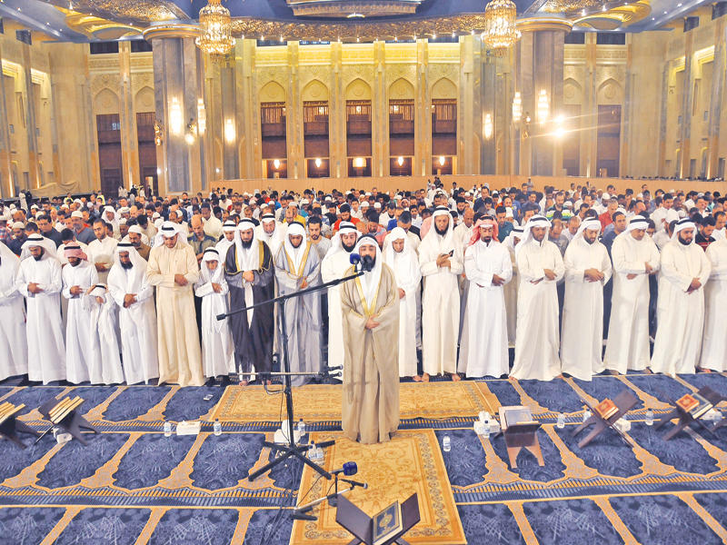 فهد الكندري يؤم المصلين في المسجد الكبير