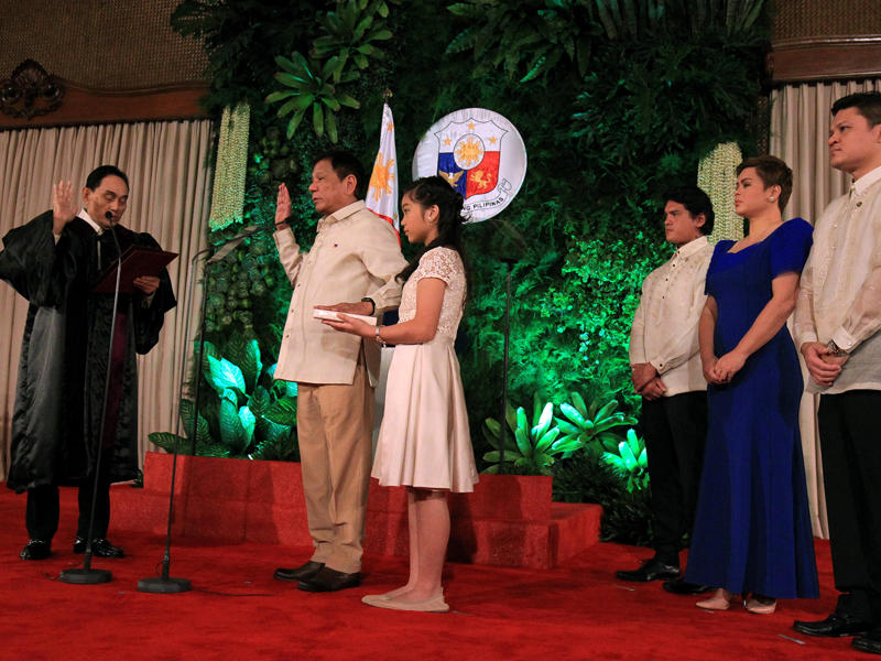 رودريجو دوتيرتي يؤدي اليمين الدستورية رئيساً جديداً للفلبين