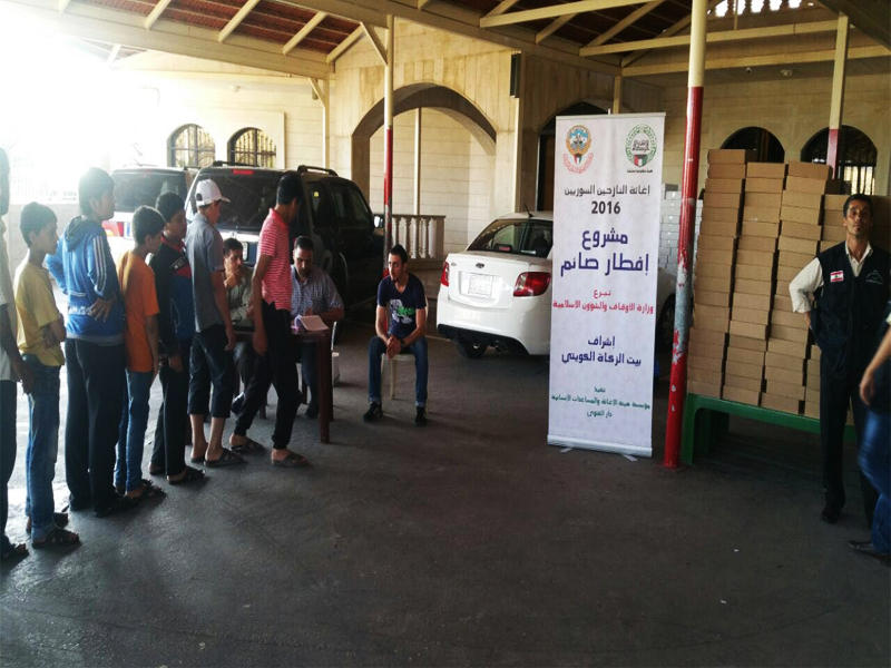 جانب من توزيع الإغاثة والمساعدات