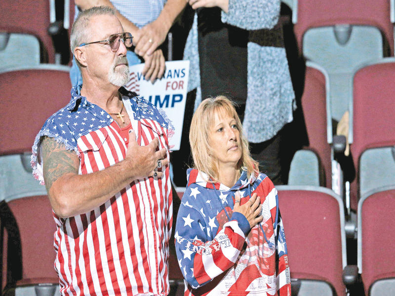 مناصرين لترامب خلال النشيد الوطني في تجمع انتخابي أمس الأول في ماين  (رويترز)