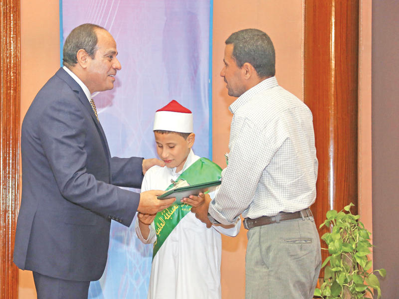 السيسي يكرم طفلاً كفيفاً خلال حفل بمناسبة ليلة القدر أمس الأول  (وزارة الأوقاف المصرية)