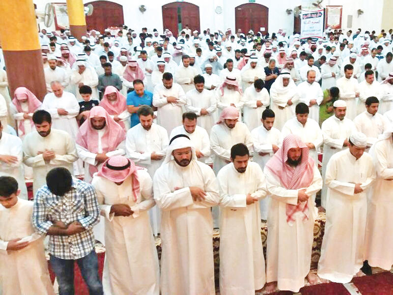 جموع من المصلين خلال صلاة القبام في مسجد عقلا بالجهراء