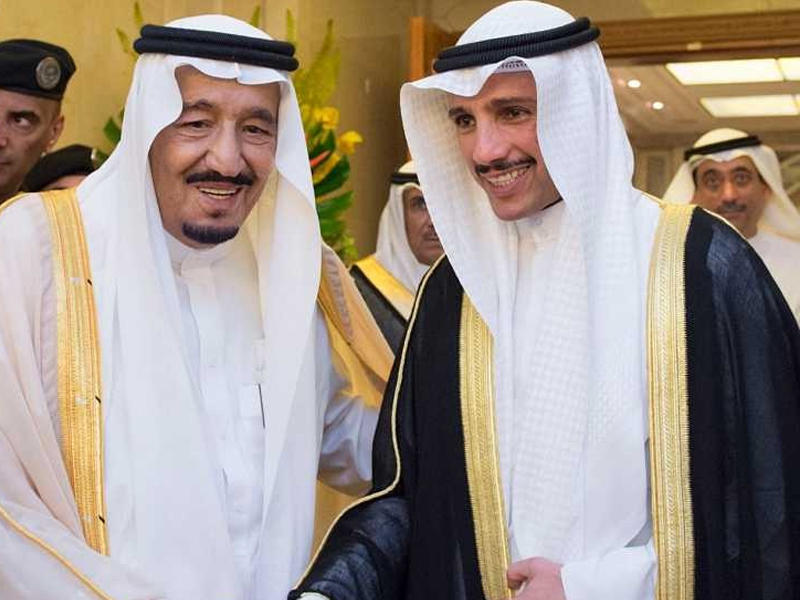 خادم الحرمين الشريفين مستقبلاً الغانم