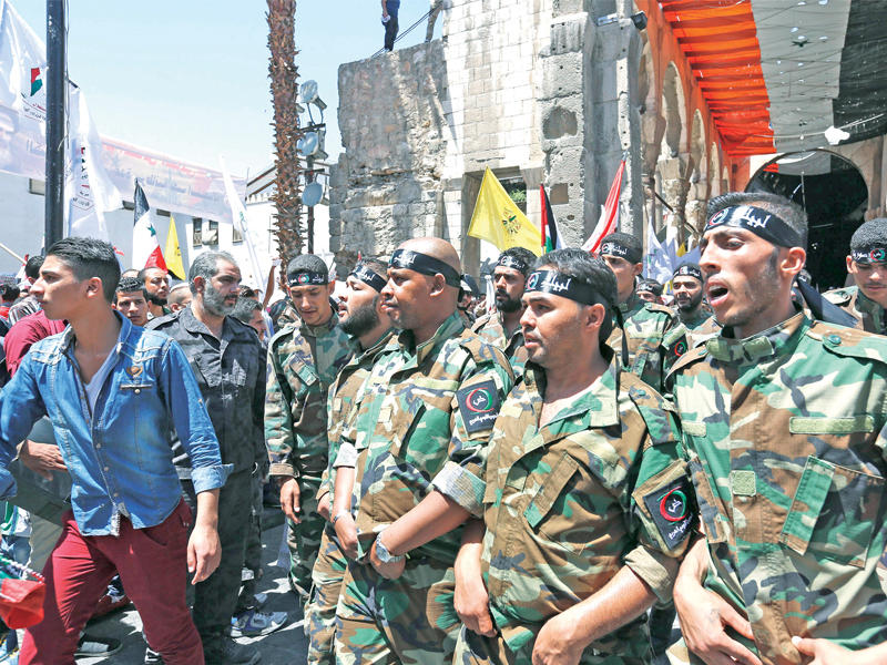 سوريون يشاركون في مسيرة بمناسبة «يوم القدس» في البلدة القديمة بدمشق أمس (إي بي أيه)