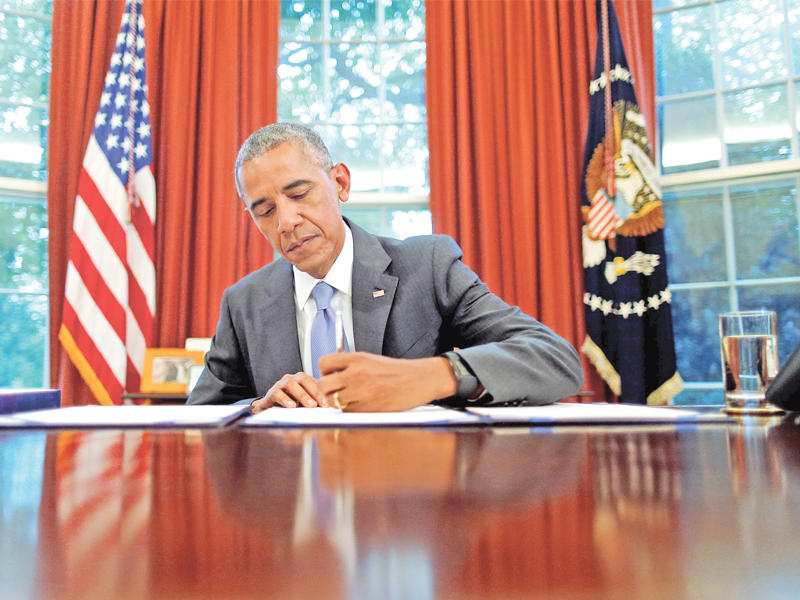 أوباما يوقع قانون حرية المعلومات وقانون الرقابة والإدارة الخاص ببورتريكو أمس الأول في البيت الأبيض (رويترز)