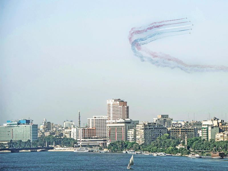 الطيران المصري ينفذ مناورة استعراضية فوق ميدان التحرير بالقاهرة أمس الأول بمناسبة ذكرى 30 يونيو  (أ ف ب)