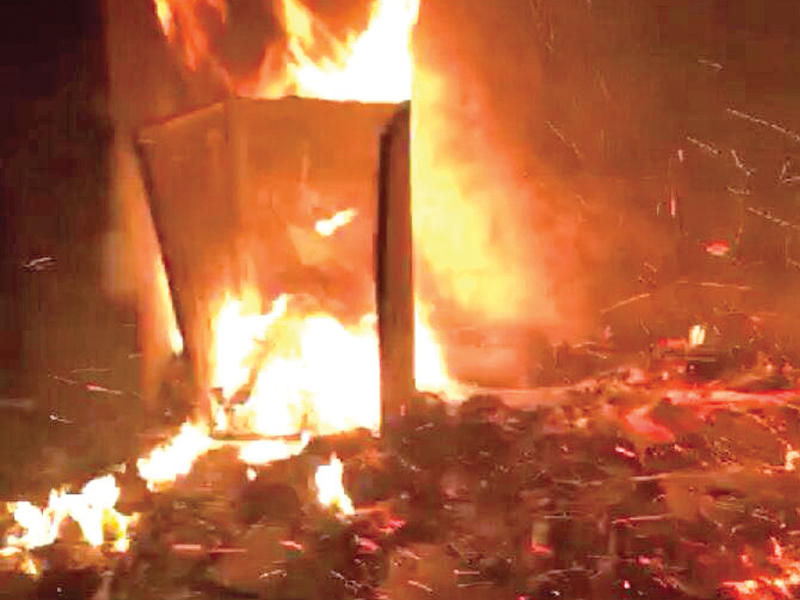 النيران تندلع في منزل قيد الإنشاء