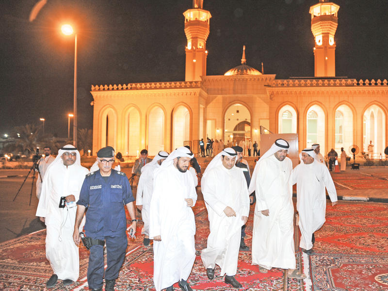 الصانع والطراح والشعيب خلال جولة على المساجد (تصوير عوض التعمري)