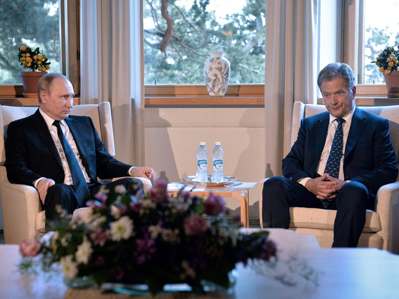 الرئيس الروسي فلاديمير بوتين خلال اجتماعه مع الرئيس الفنلندي سولي نينيستو في مدينة نتالي الفنلندية