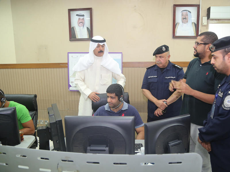 الخالد متفقداً غرفة العمليات المركزية